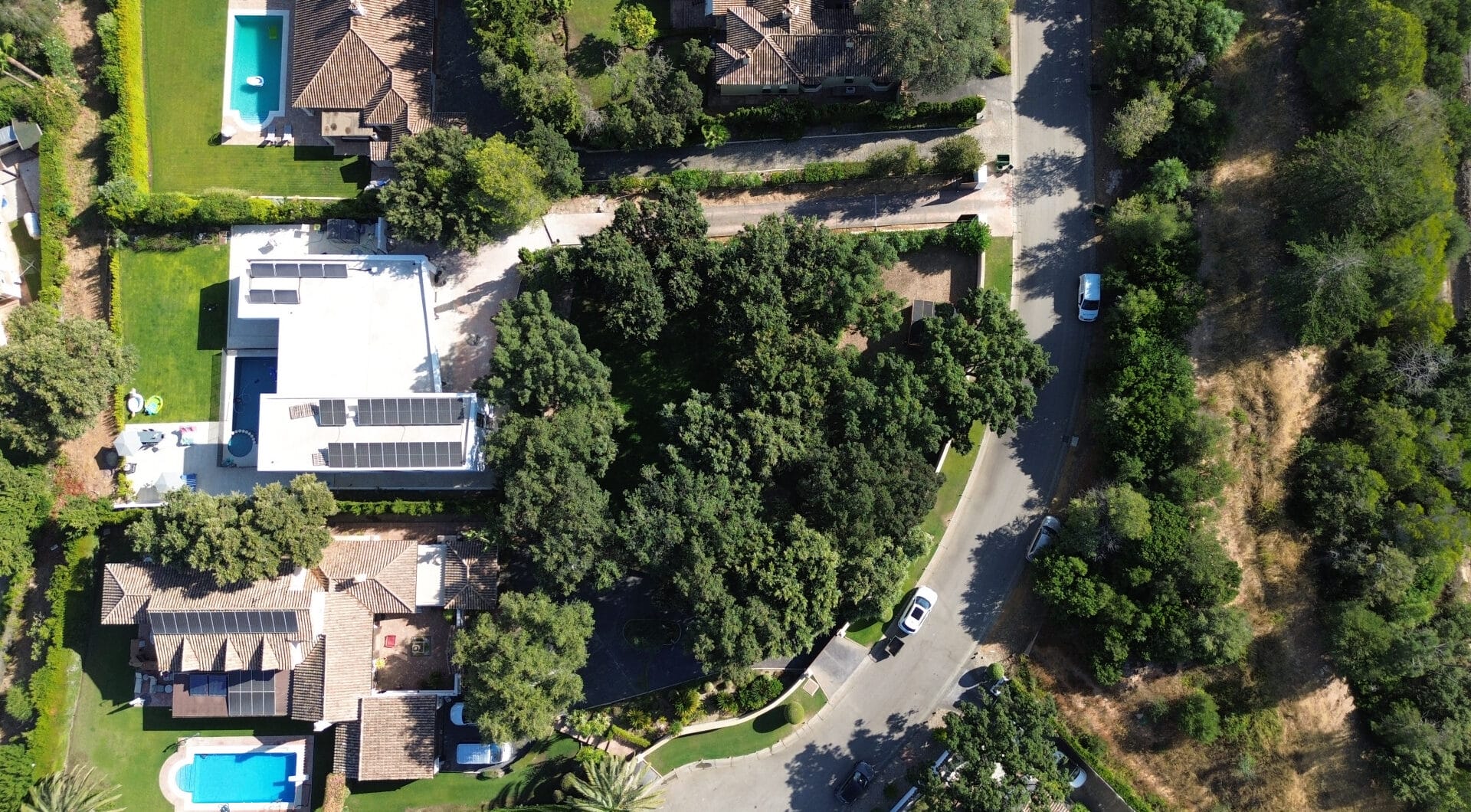 Plot with own water, with beautiful mature garden; exterior enclosure wall and completely fenced, for sale in Sotogrande