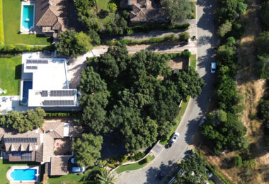 Plot with own water, with beautiful mature garden; exterior enclosure wall and completely fenced, for sale in Sotogrande