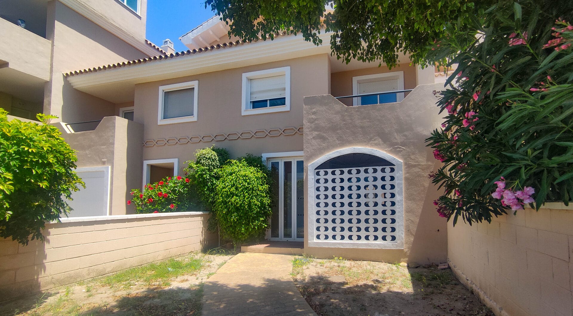 Unique Opportunity: Investor Property in Golf La Duquesa - Needs Renovation!