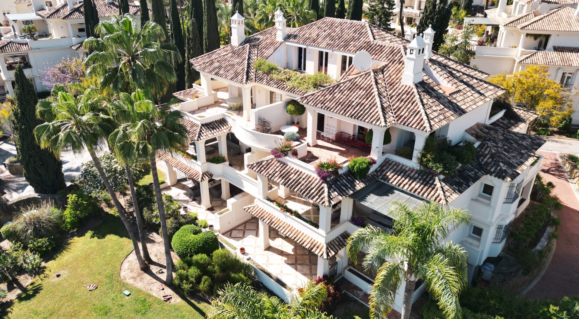 Luxury Penthouse with Panoramic Golf and sea Views in Las Alamandas