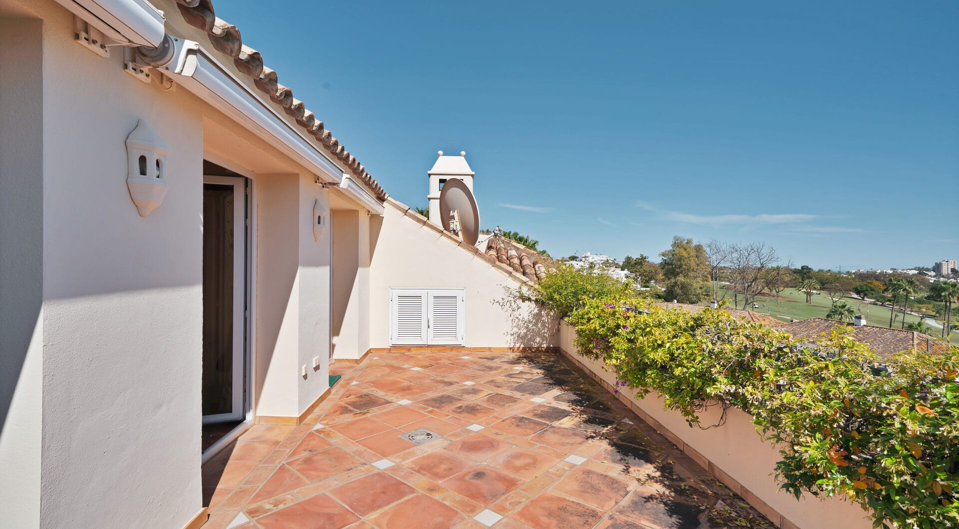 Luxury Penthouse with Panoramic Golf and sea Views in Las Alamandas