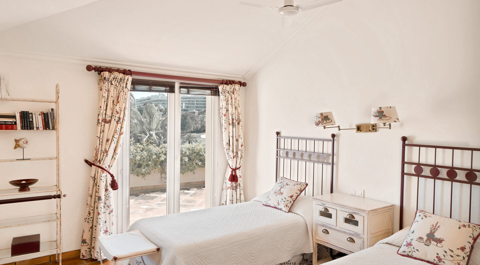 Luxury Penthouse with Panoramic Golf and sea Views in Las Alamandas