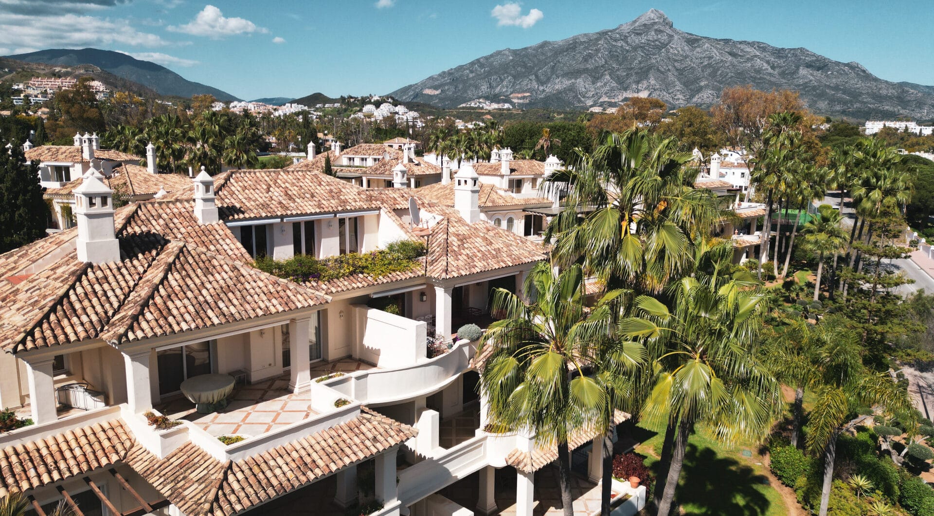 Luxury Penthouse with Panoramic Golf and sea Views in Las Alamandas