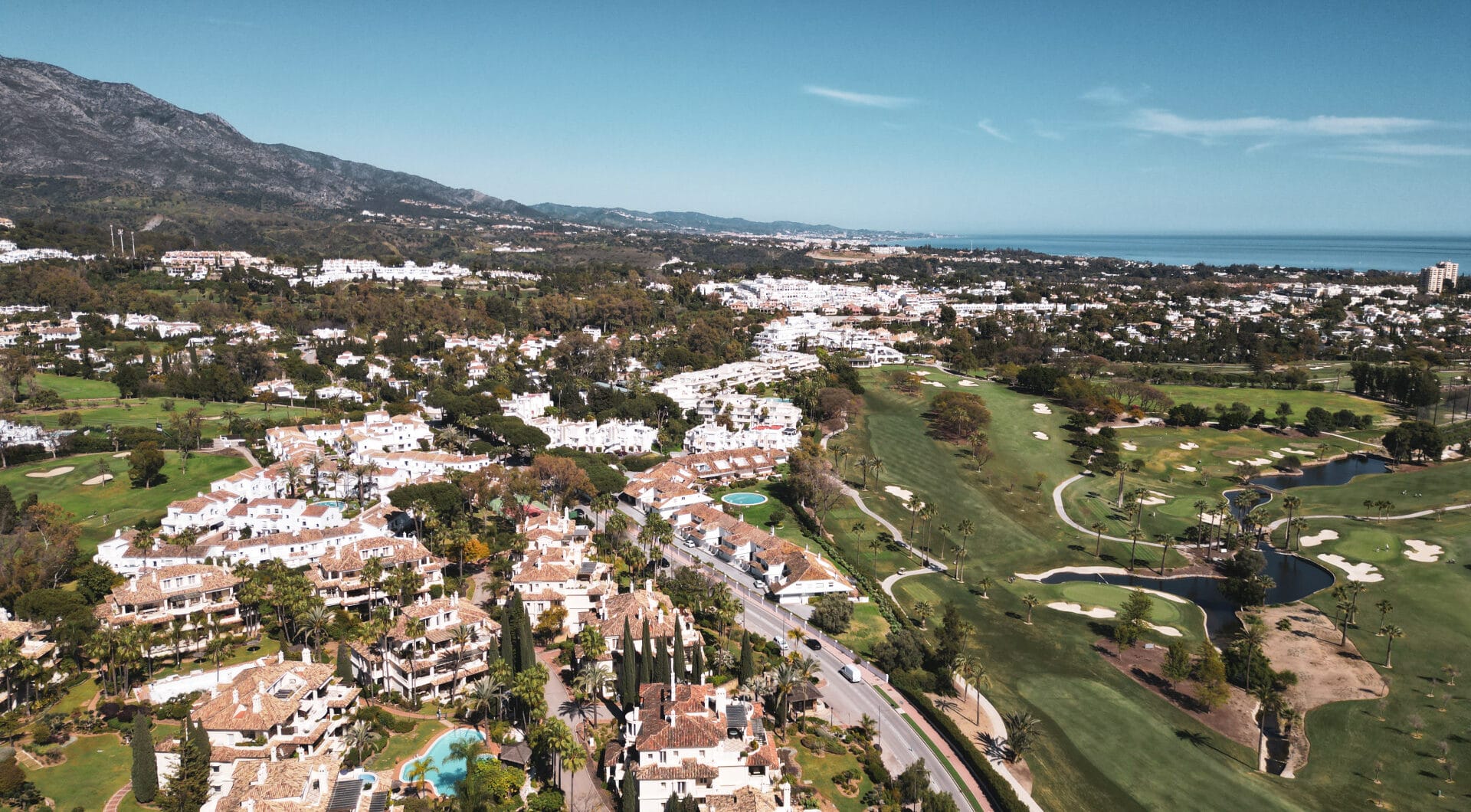 Luxury Penthouse with Panoramic Golf and sea Views in Las Alamandas