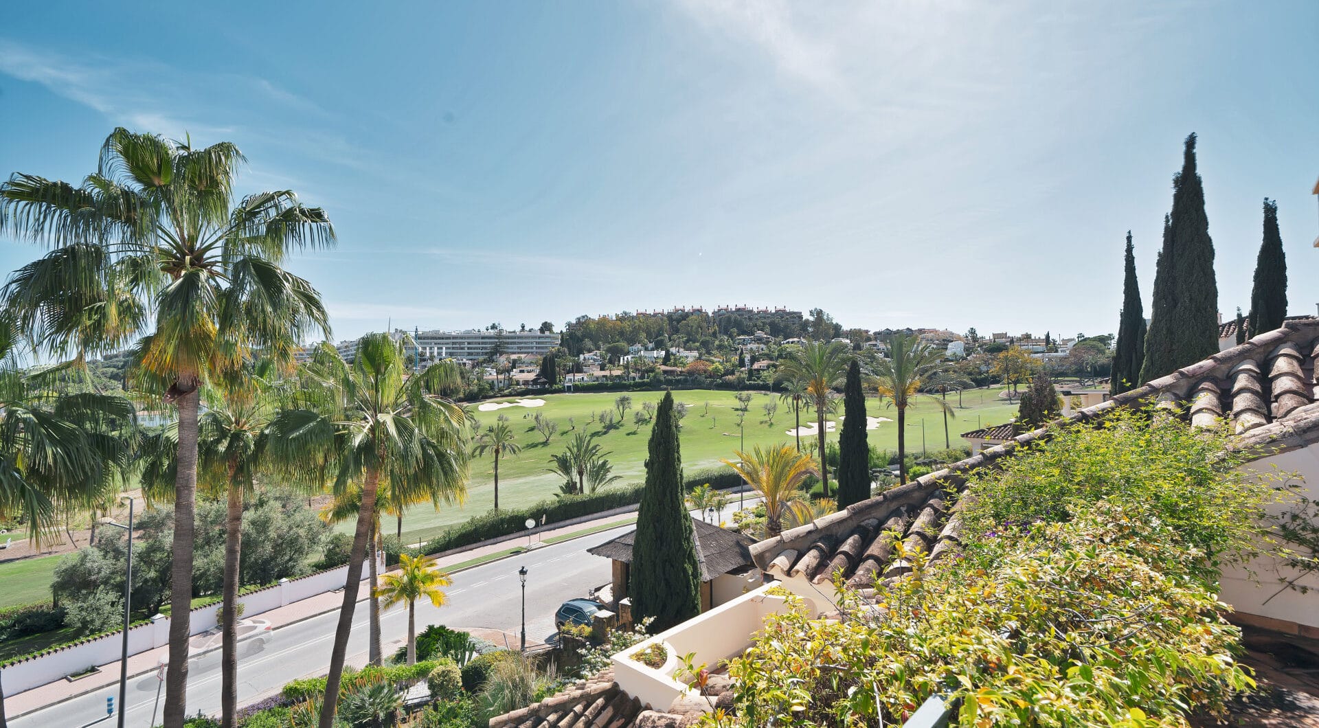 Luxury Penthouse with Panoramic Golf and sea Views in Las Alamandas