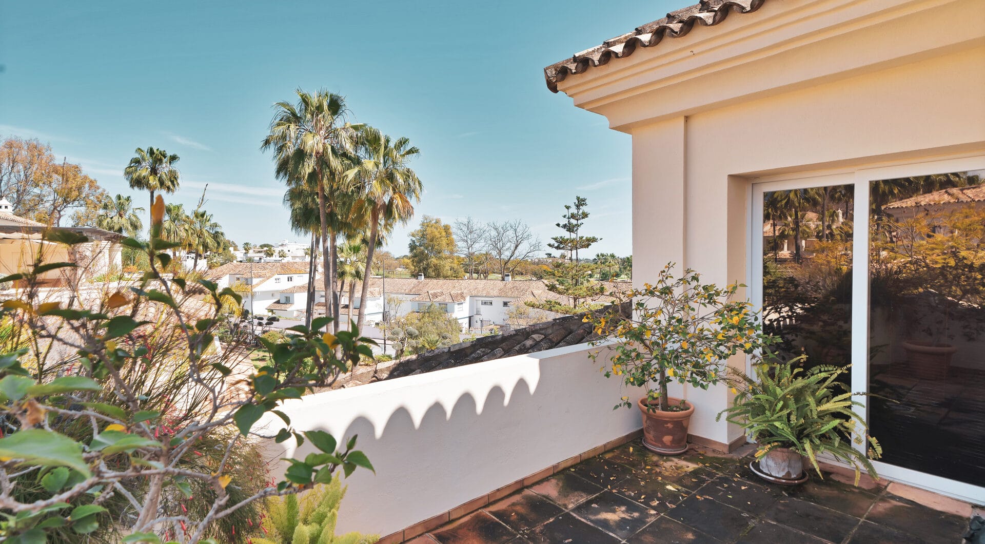 Luxury Penthouse with Panoramic Golf and sea Views in Las Alamandas