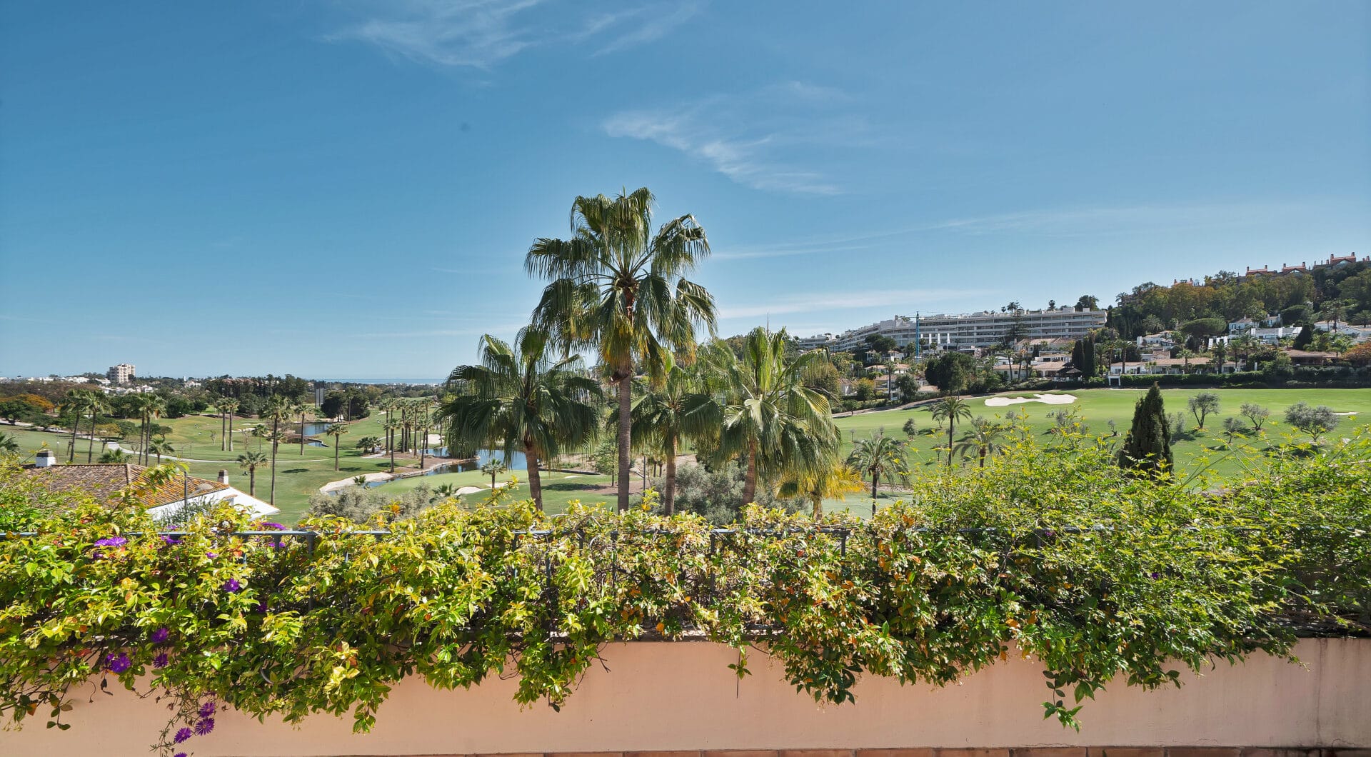 Luxury Penthouse with Panoramic Golf and sea Views in Las Alamandas