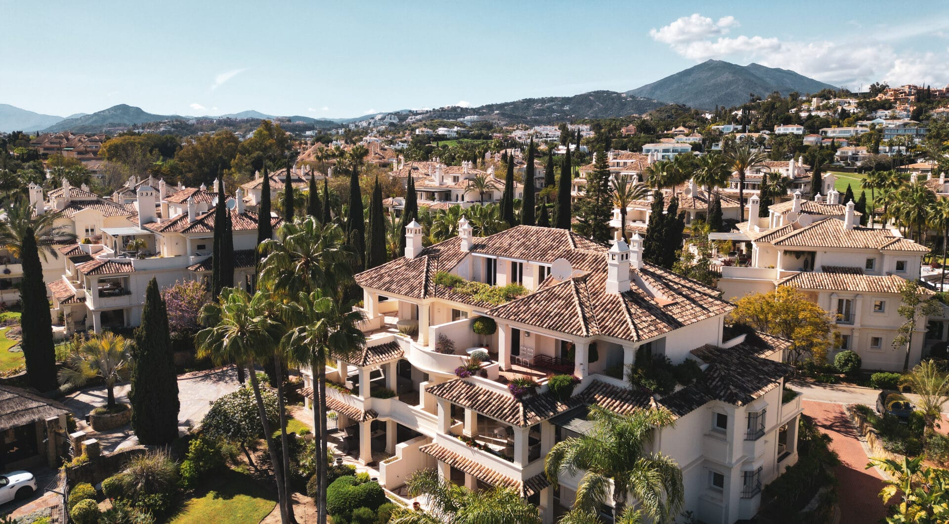 Luxury Penthouse with Panoramic Golf and sea Views in Las Alamandas