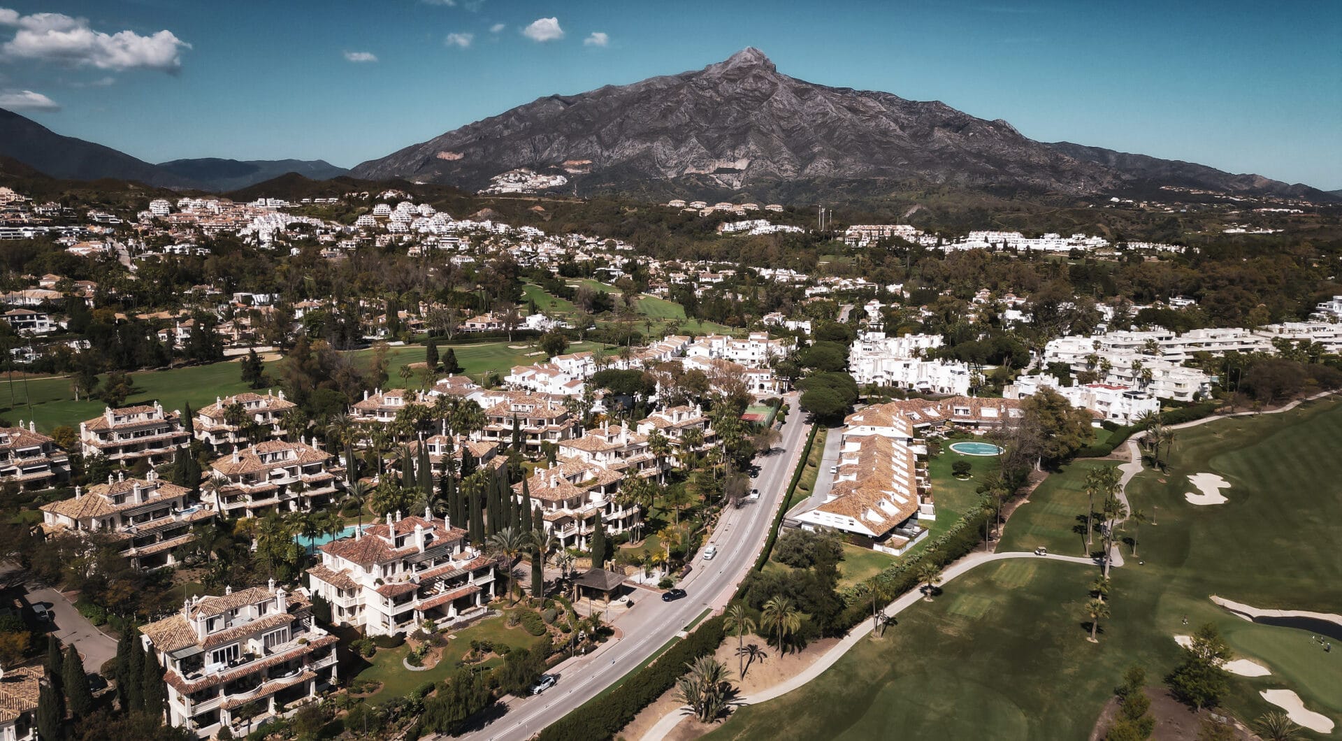 Luxury Penthouse with Panoramic Golf and sea Views in Las Alamandas