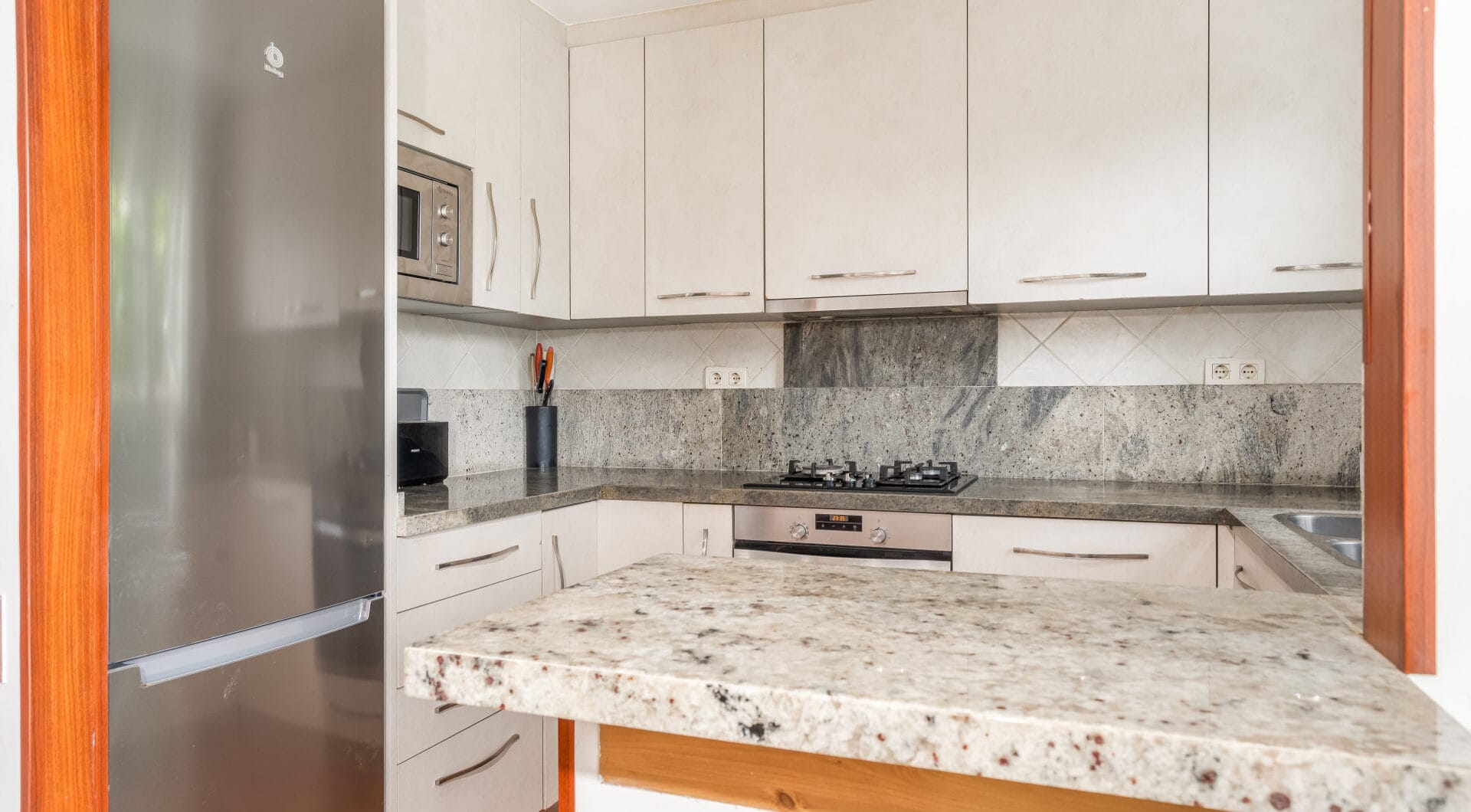 Elegant Ground Floor 3-Bedroom Apartment in Prime Nueva Andalucía Location