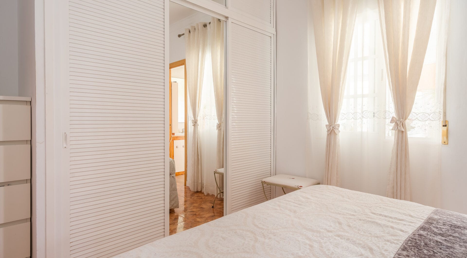 Elegant Ground Floor 3-Bedroom Apartment in Prime Nueva Andalucía Location