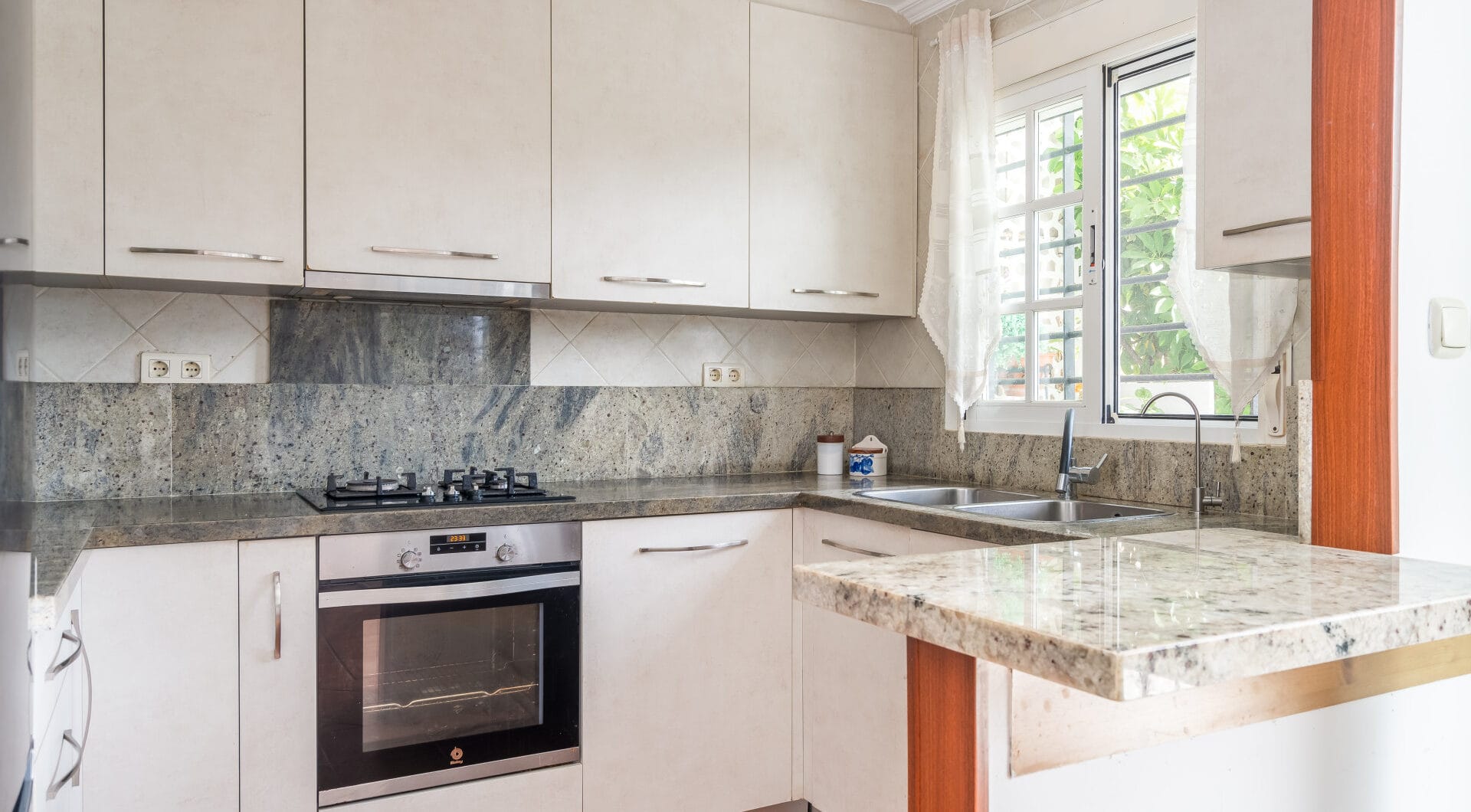 Elegant Ground Floor 3-Bedroom Apartment in Prime Nueva Andalucía Location