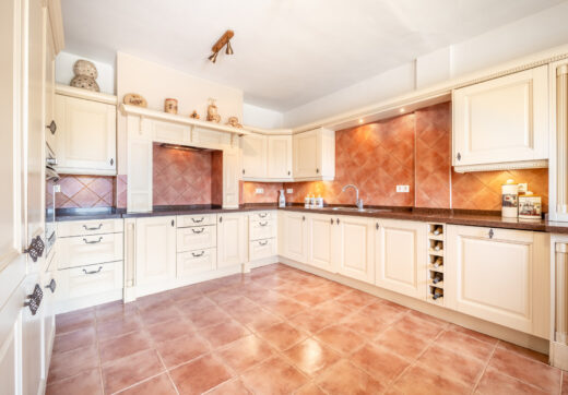 CHARMING 4-BEDROOM VILLA WITH EXPANSIVE OUTDOOR AREA IN MARBELLA