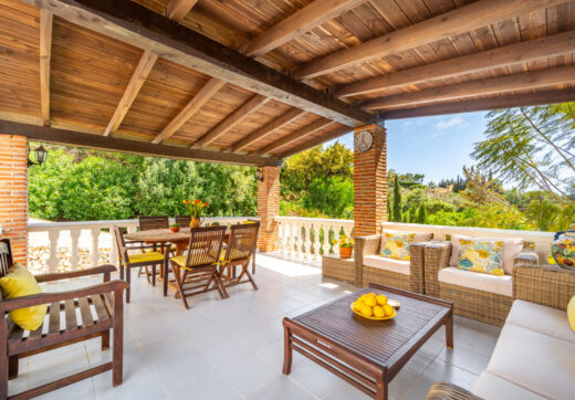 CHARMING 4-BEDROOM VILLA WITH EXPANSIVE OUTDOOR AREA IN MARBELLA