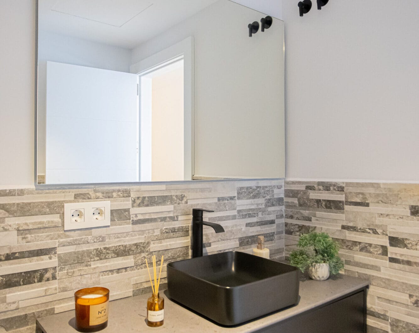 Renovated apartment with terrace and views, minutes from the beach in San Pedro.