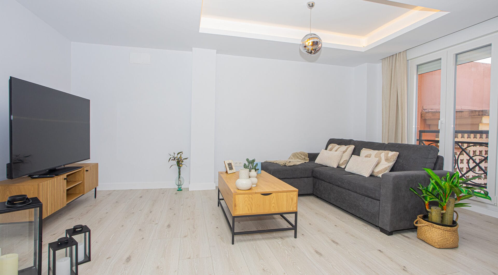 Renovated apartment with terrace and views, minutes from the beach in San Pedro.