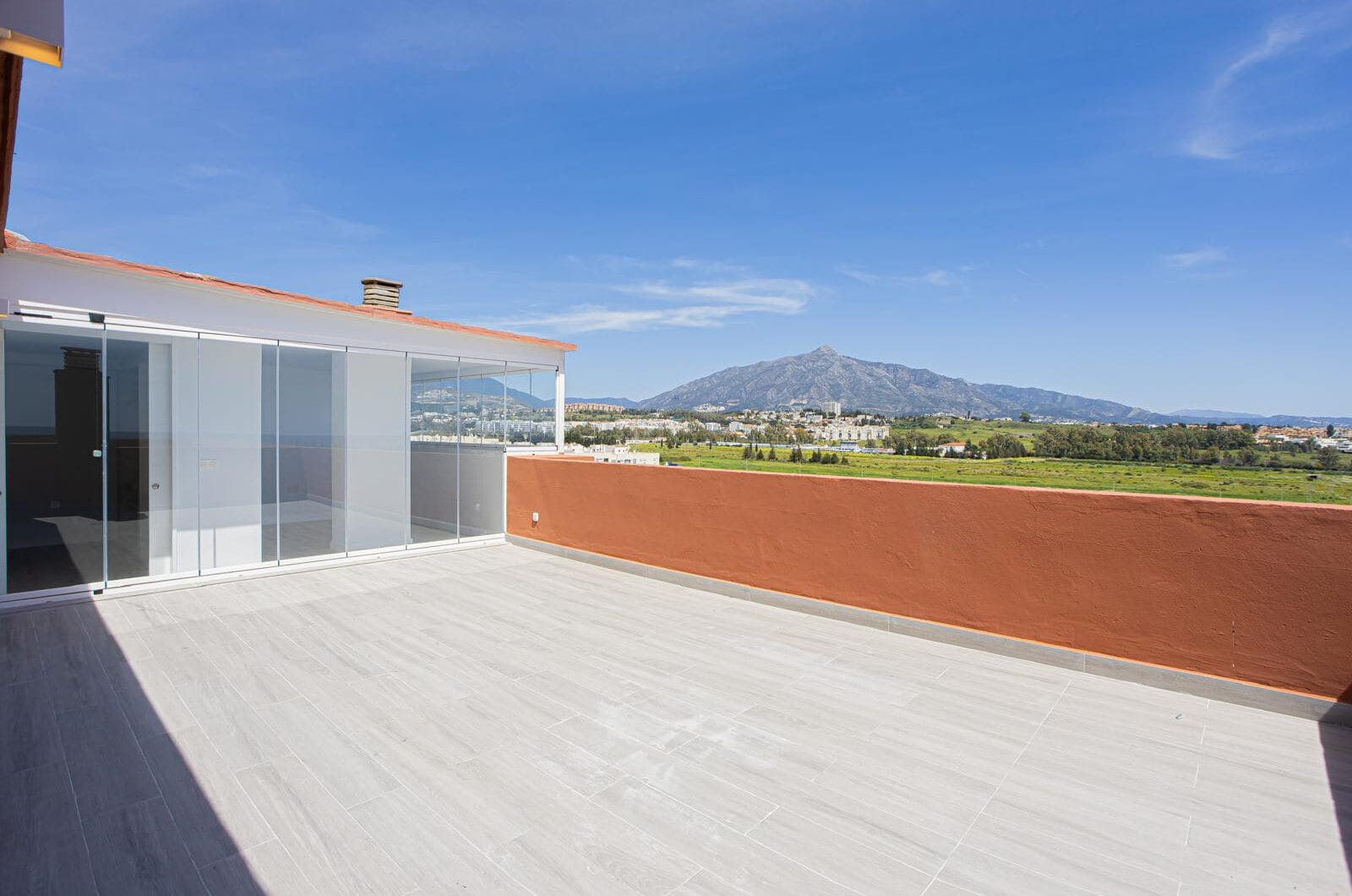 Renovated apartment with terrace and views, minutes from the beach in San Pedro.