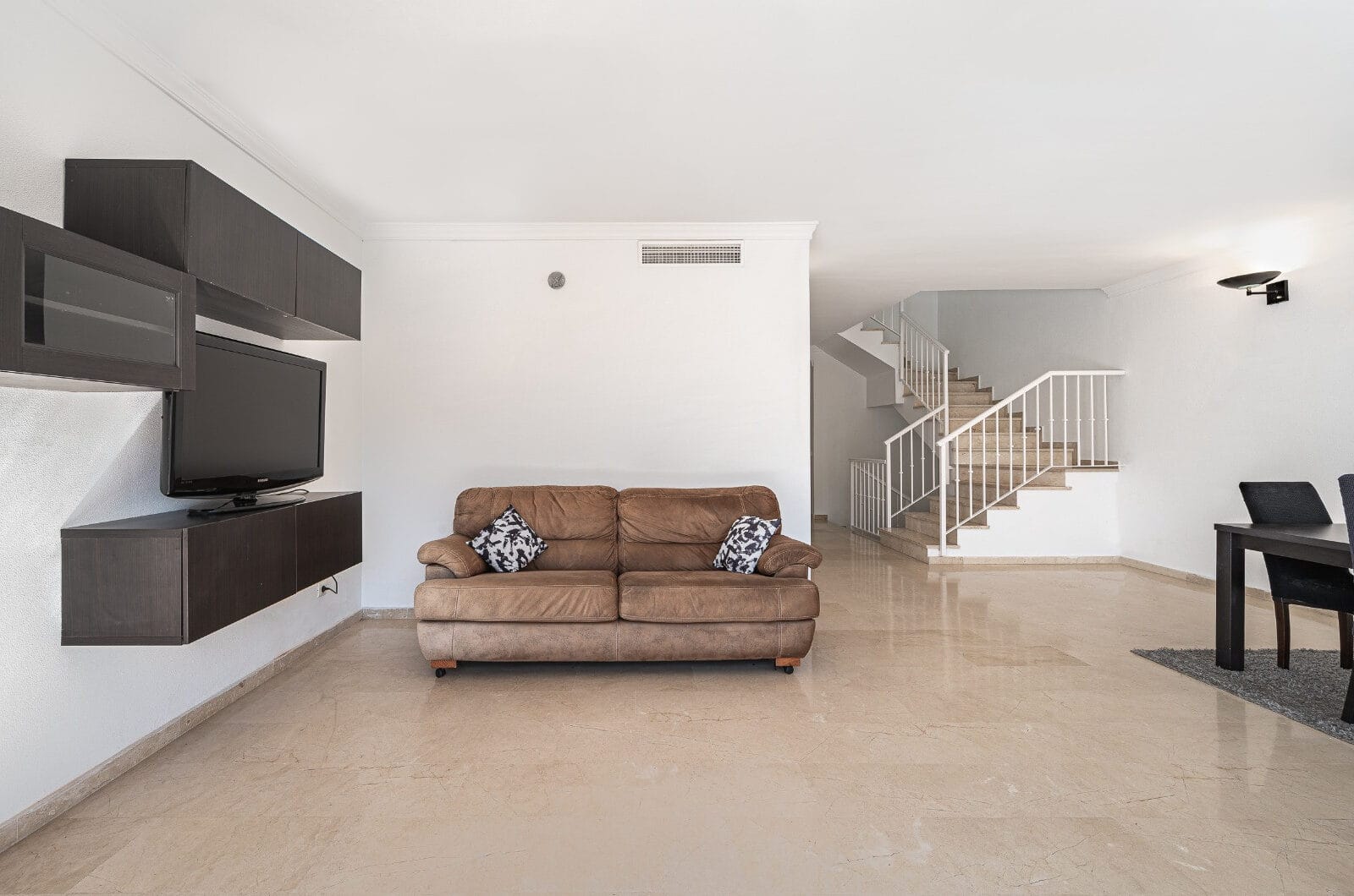 Spacious west-facing townhouse in La Quinta Golf, just a few steps from the Clubhouse