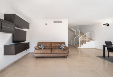 Spacious west-facing townhouse in La Quinta Golf, just a few steps from the Clubhouse