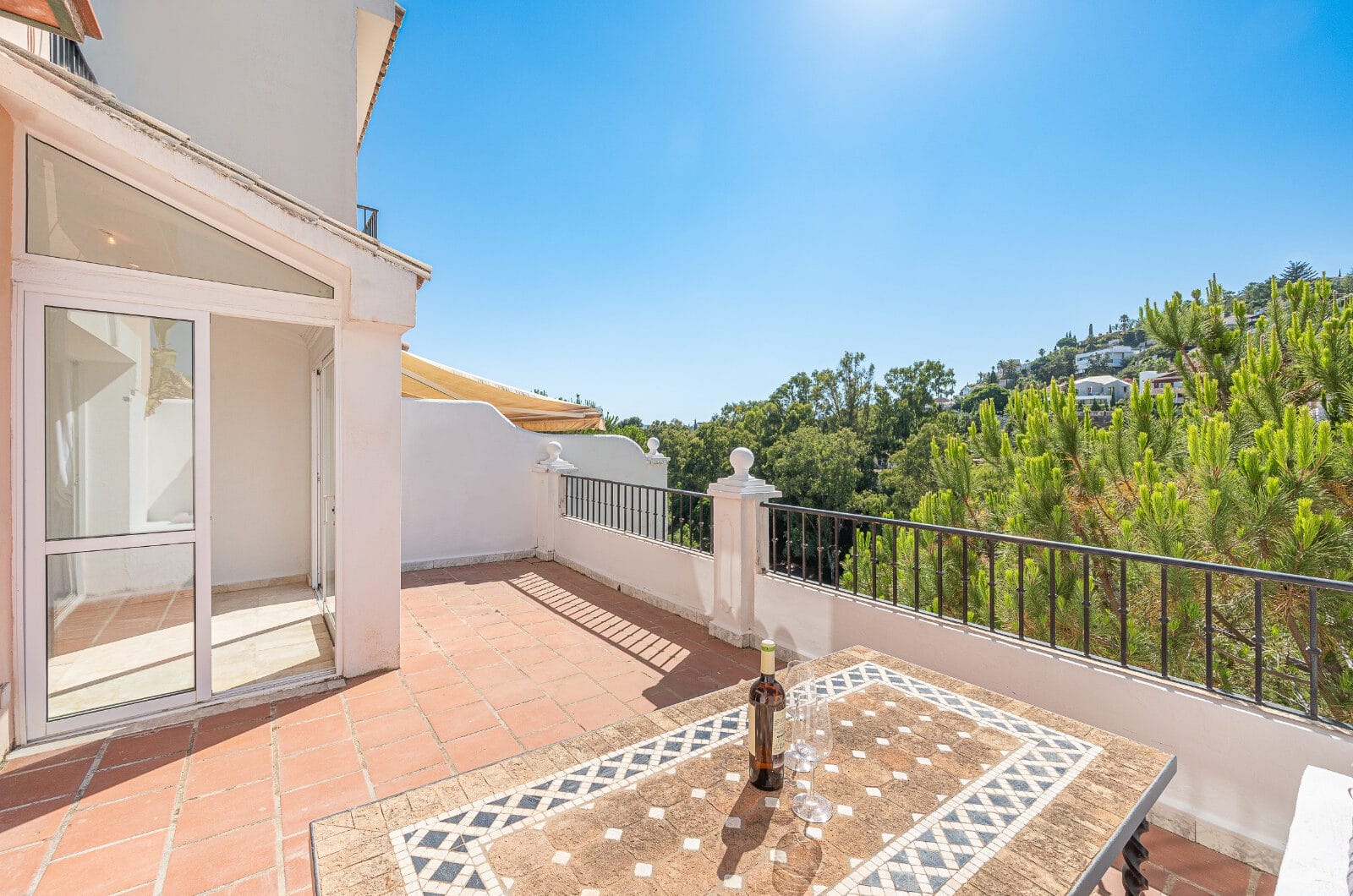 Spacious west-facing townhouse in La Quinta Golf, just a few steps from the Clubhouse