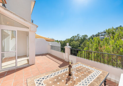 Spacious west-facing townhouse in La Quinta Golf, just a few steps from the Clubhouse
