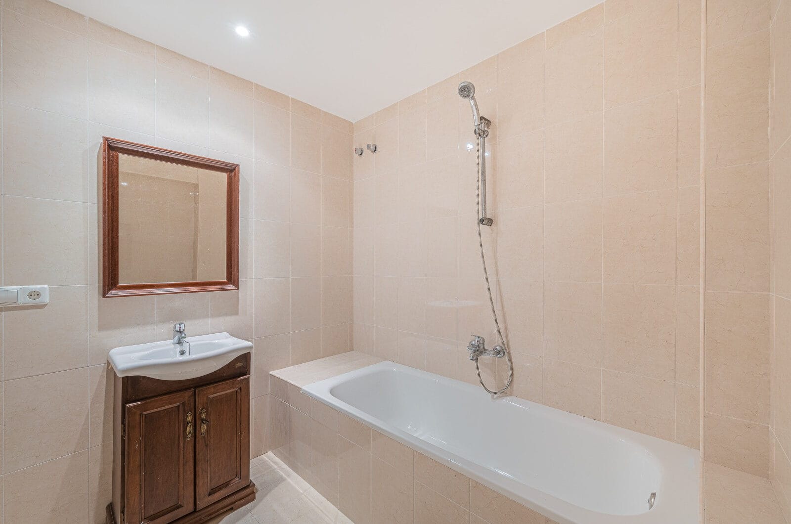 Spacious west-facing townhouse in La Quinta Golf, just a few steps from the Clubhouse