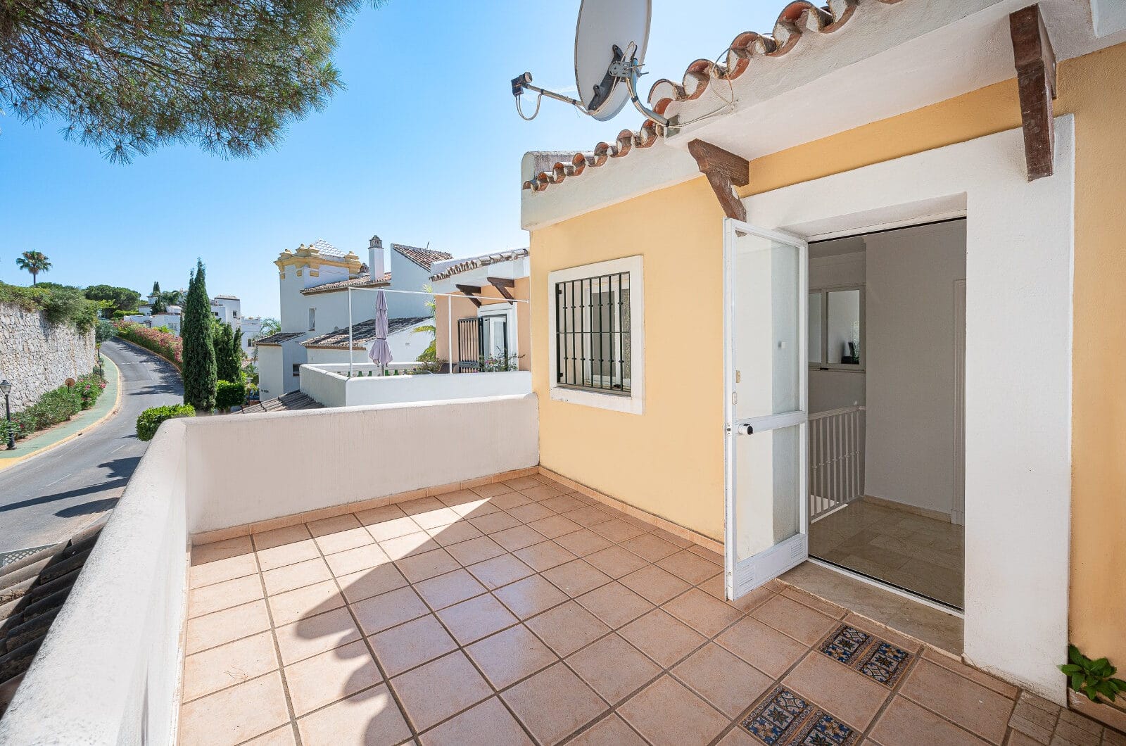Spacious west-facing townhouse in La Quinta Golf, just a few steps from the Clubhouse