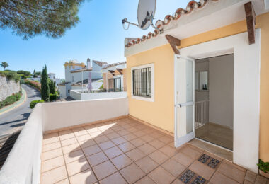 Spacious west-facing townhouse in La Quinta Golf, just a few steps from the Clubhouse