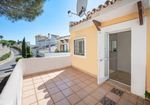 Spacious west-facing townhouse in La Quinta Golf, just a few steps from the Clubhouse