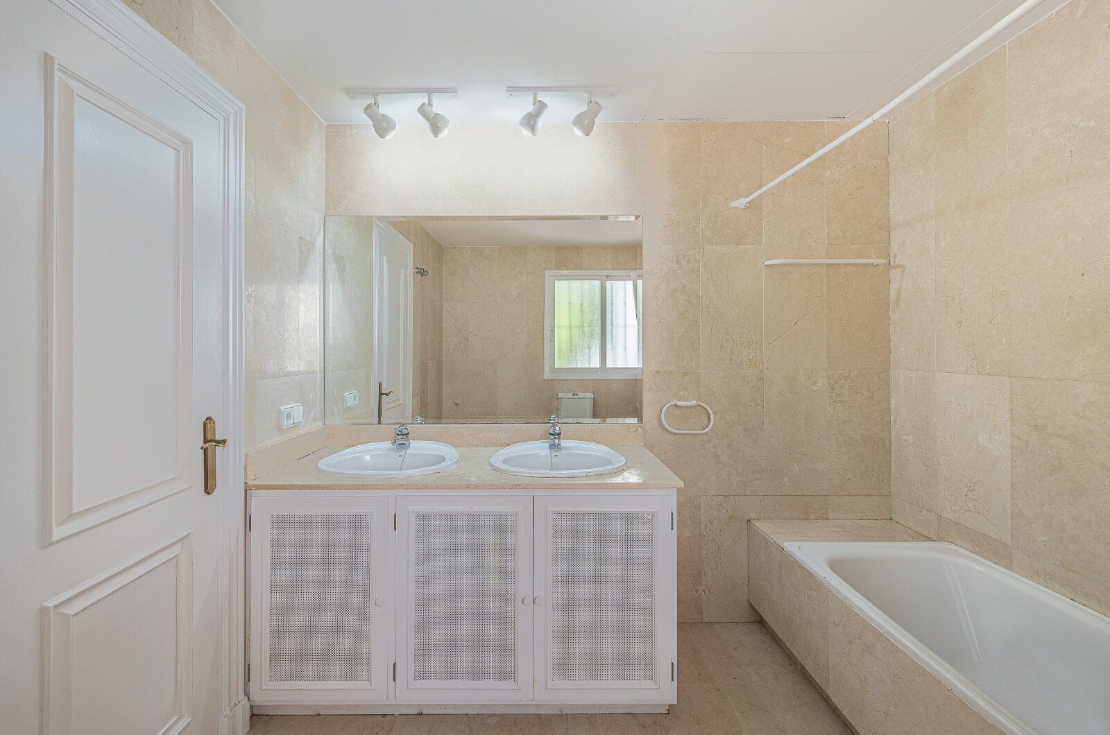 Spacious west-facing townhouse in La Quinta Golf, just a few steps from the Clubhouse