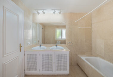Spacious west-facing townhouse in La Quinta Golf, just a few steps from the Clubhouse