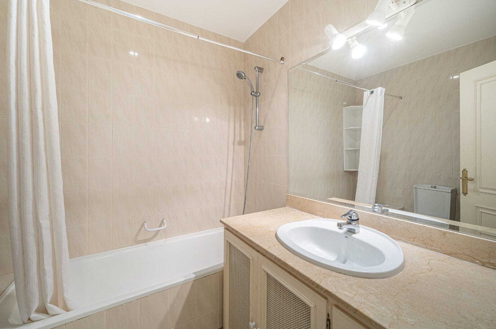 Spacious west-facing townhouse in La Quinta Golf, just a few steps from the Clubhouse