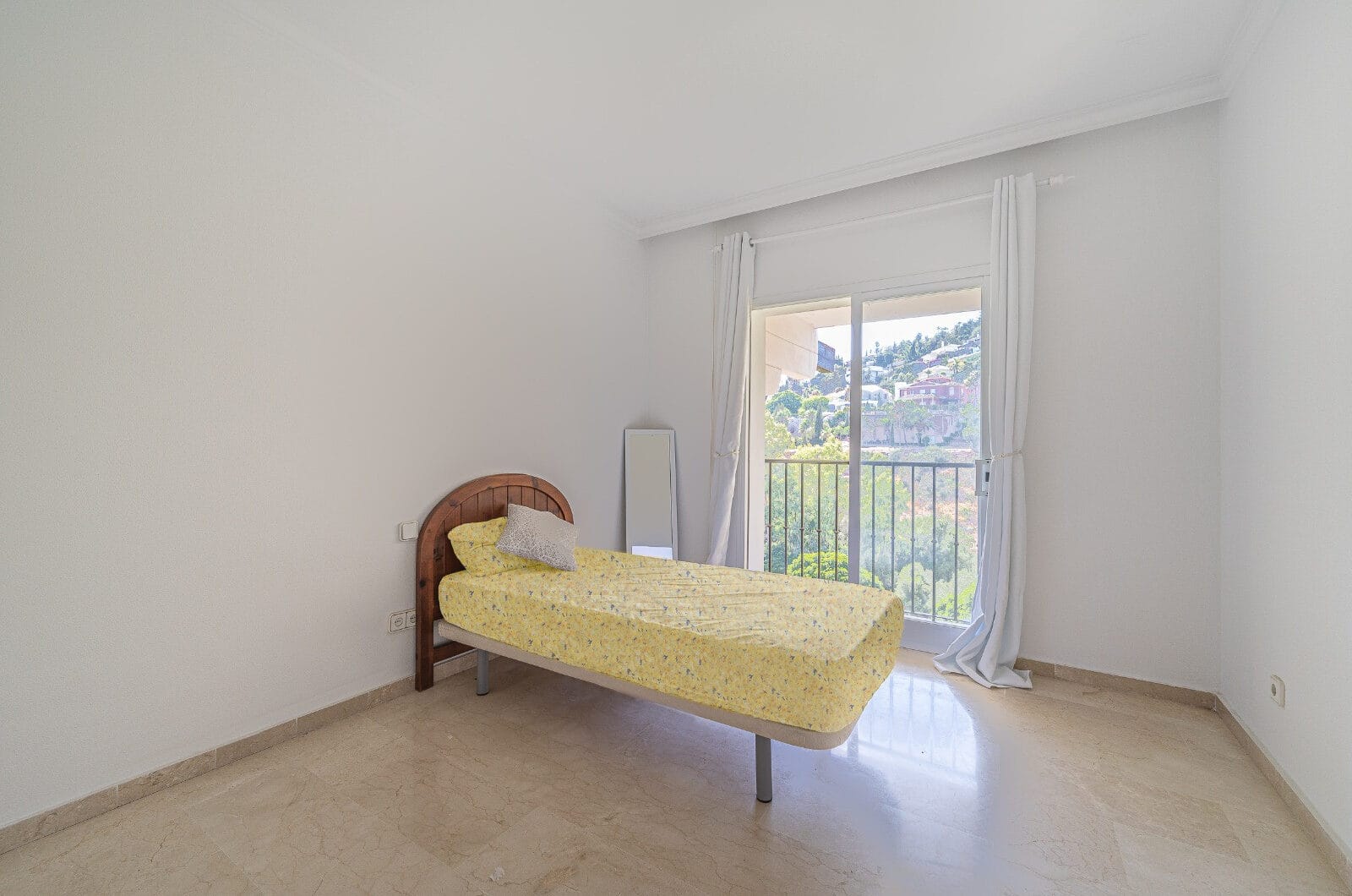 Spacious west-facing townhouse in La Quinta Golf, just a few steps from the Clubhouse