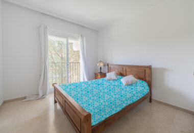Spacious west-facing townhouse in La Quinta Golf, just a few steps from the Clubhouse