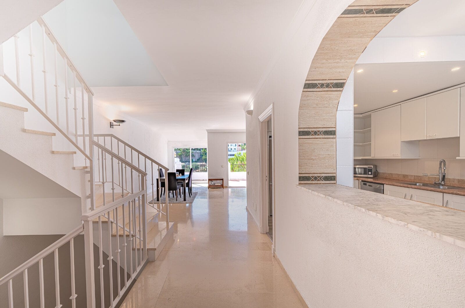 Spacious west-facing townhouse in La Quinta Golf, just a few steps from the Clubhouse