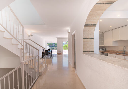 Spacious west-facing townhouse in La Quinta Golf, just a few steps from the Clubhouse