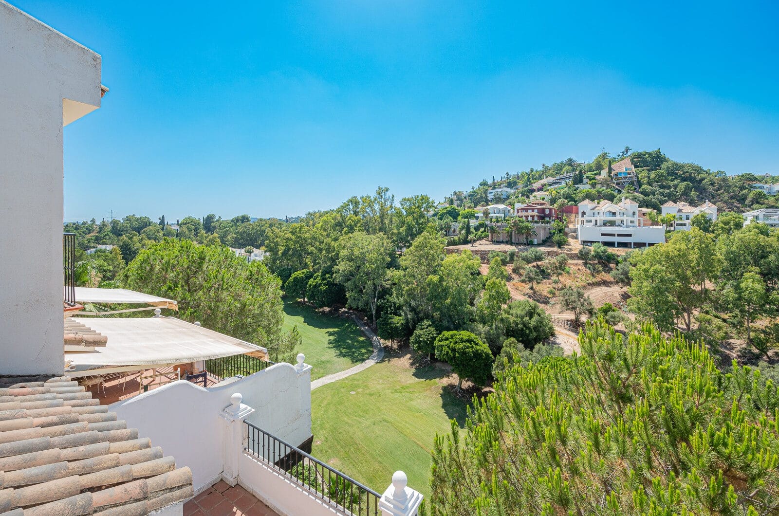 Spacious west-facing townhouse in La Quinta Golf, just a few steps from the Clubhouse