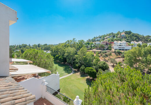 Spacious west-facing townhouse in La Quinta Golf, just a few steps from the Clubhouse