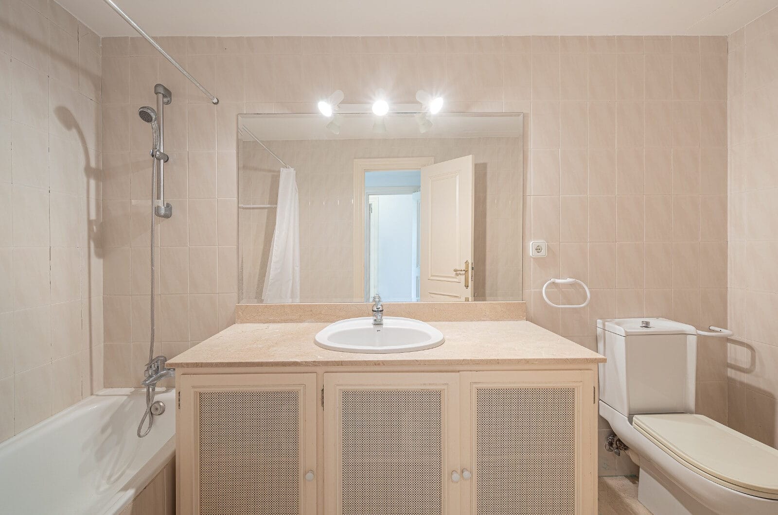 Spacious west-facing townhouse in La Quinta Golf, just a few steps from the Clubhouse