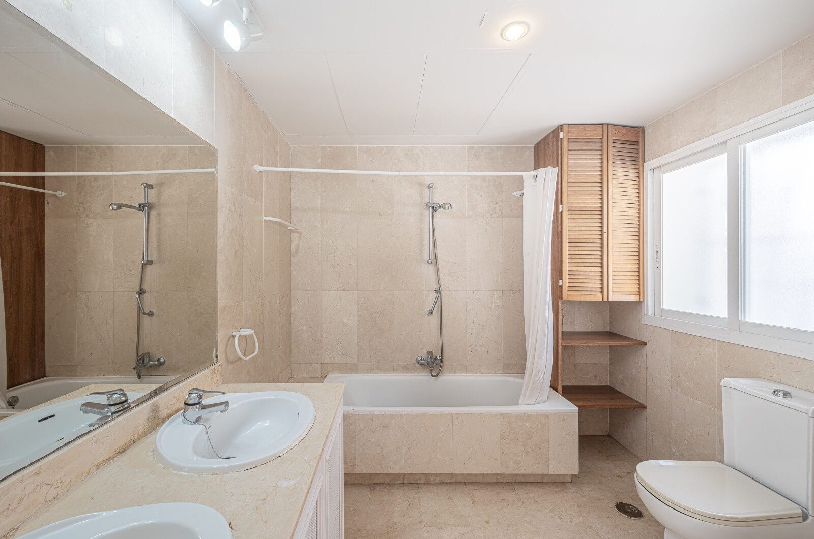 Spacious west-facing townhouse in La Quinta Golf, just a few steps from the Clubhouse