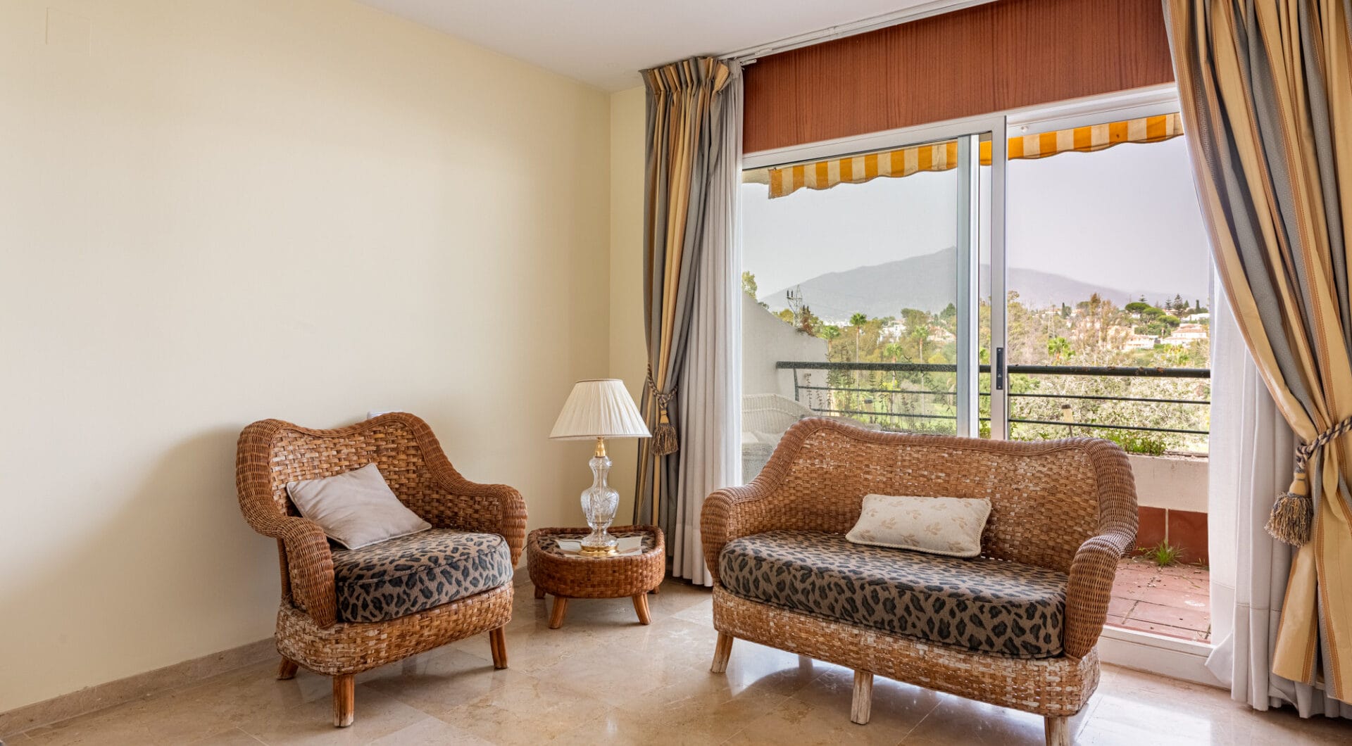 Frontline Golf Duplex Penthouse with Mountain Views in Guadalmina Alta