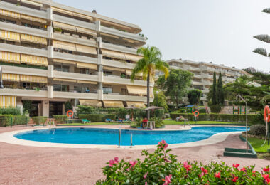 Frontline Golf Duplex Penthouse with Mountain Views in Guadalmina Alta