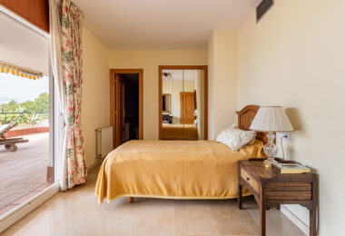 Frontline Golf Duplex Penthouse with Mountain Views in Guadalmina Alta