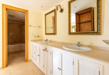 Frontline Golf Duplex Penthouse with Mountain Views in Guadalmina Alta