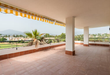 Frontline Golf Duplex Penthouse with Mountain Views in Guadalmina Alta