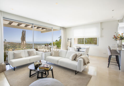 STYLISH 3-BEDROOM APARTMENT WITH PANORAMIC SEA VIEWS IN MARBELLA CLUB HILLS