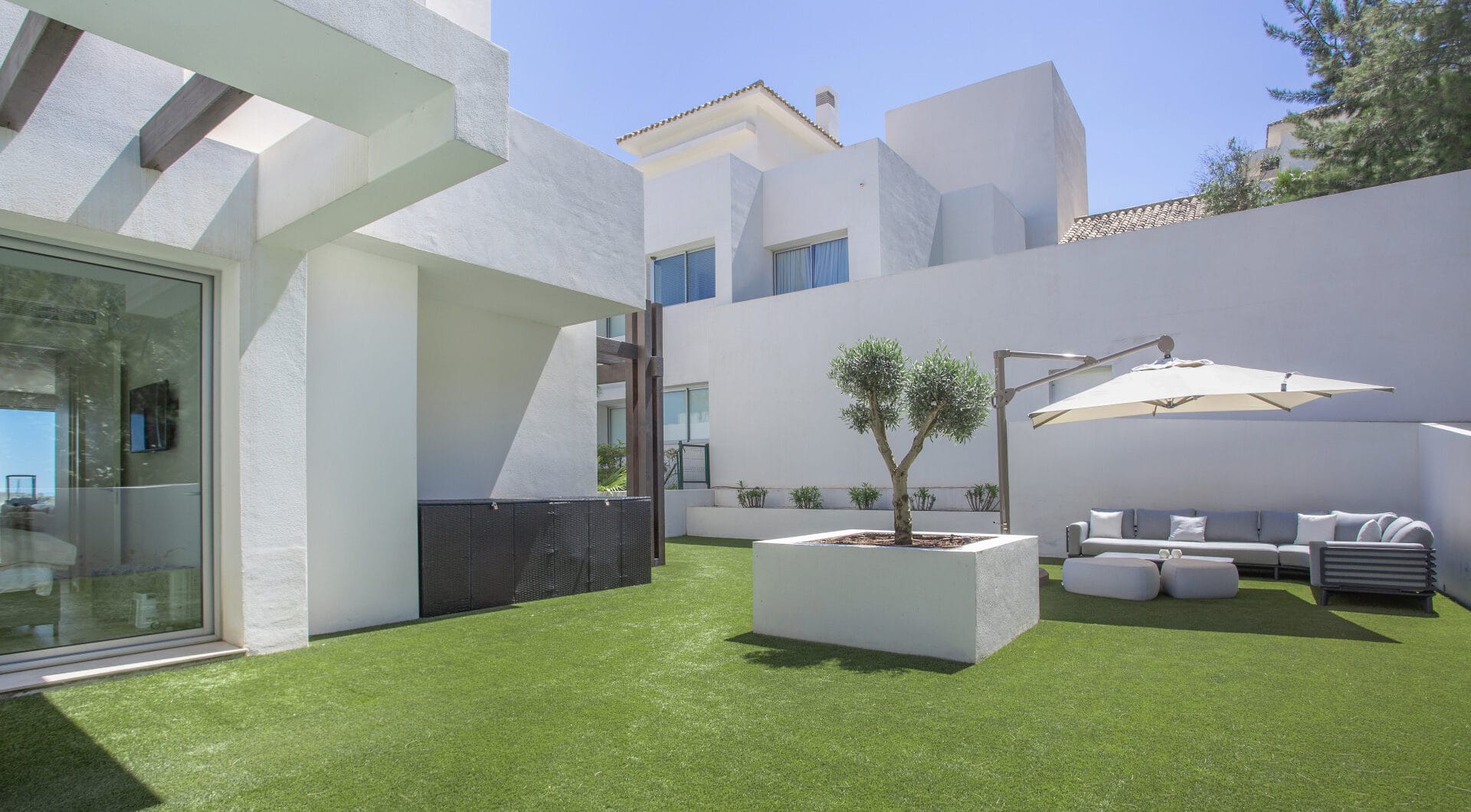 STYLISH 3-BEDROOM APARTMENT WITH PANORAMIC SEA VIEWS IN MARBELLA CLUB HILLS