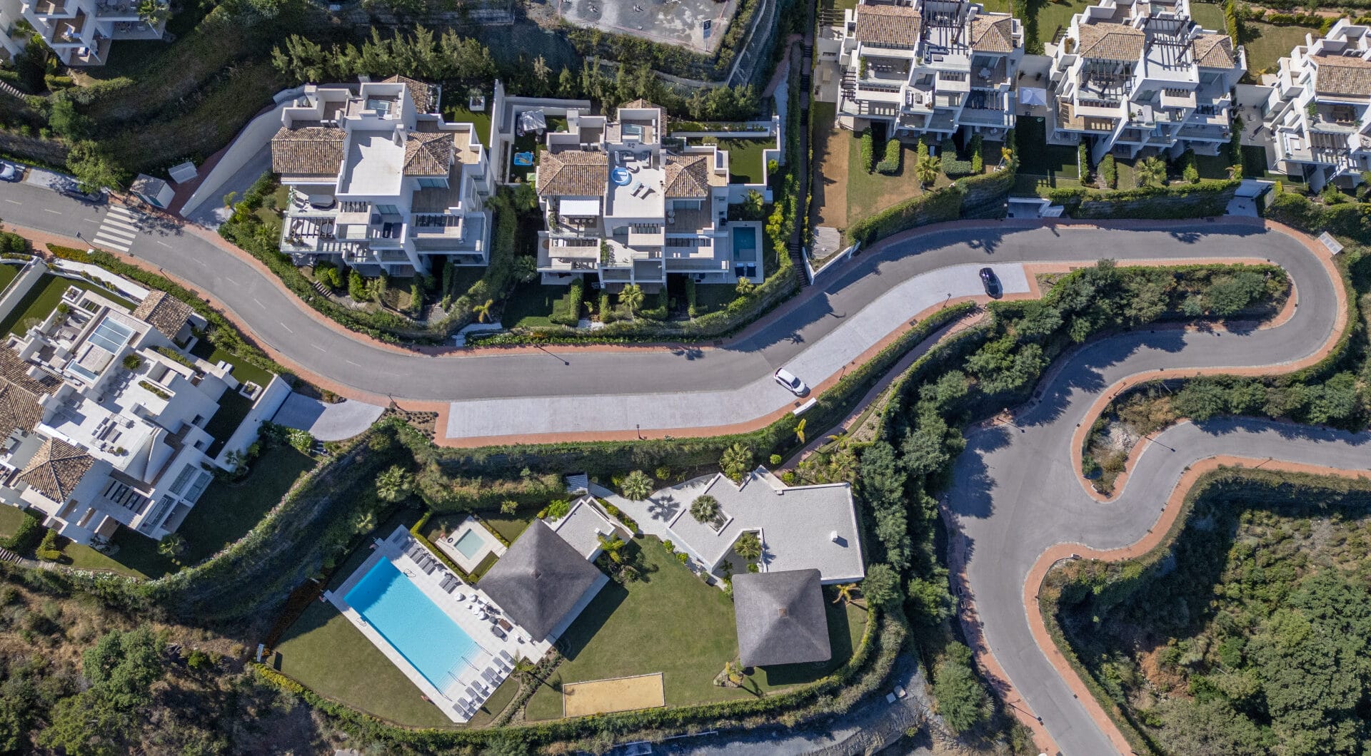 STYLISH 3-BEDROOM APARTMENT WITH PANORAMIC SEA VIEWS IN MARBELLA CLUB HILLS
