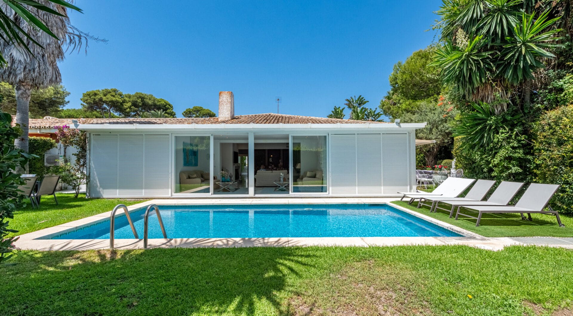 ELEGANT SEMI-DETACHED BEACHSIDE VILLA IN LOS MONTEROS, MARBELLA EAST – JUST 150M FROM THE BEACH