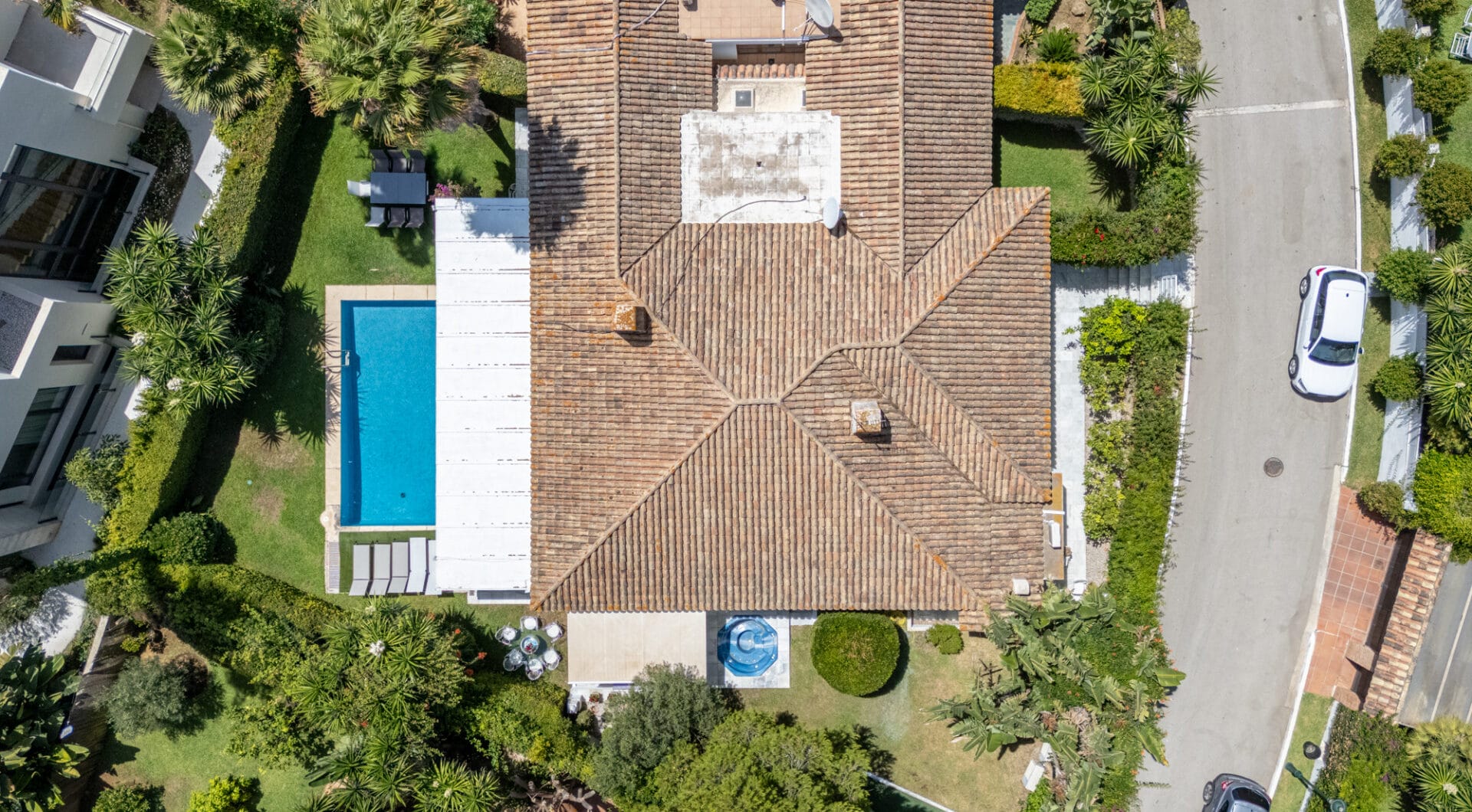 ELEGANT SEMI-DETACHED BEACHSIDE VILLA IN LOS MONTEROS, MARBELLA EAST – JUST 150M FROM THE BEACH